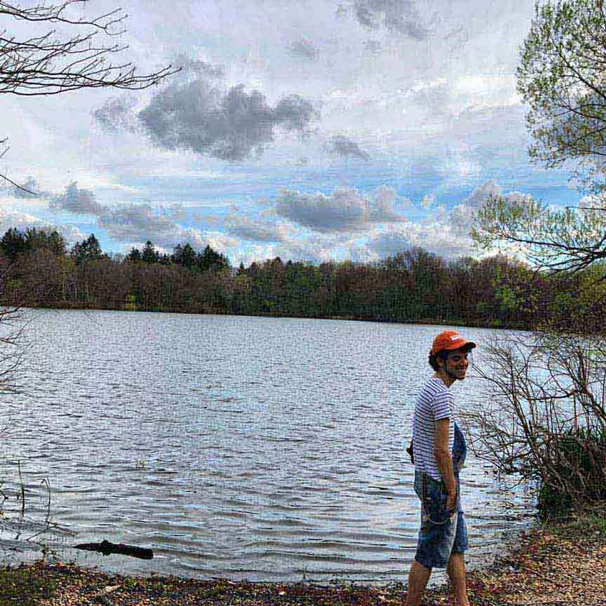 Johnatan em um lago na cidade de Milton, Massachusetts