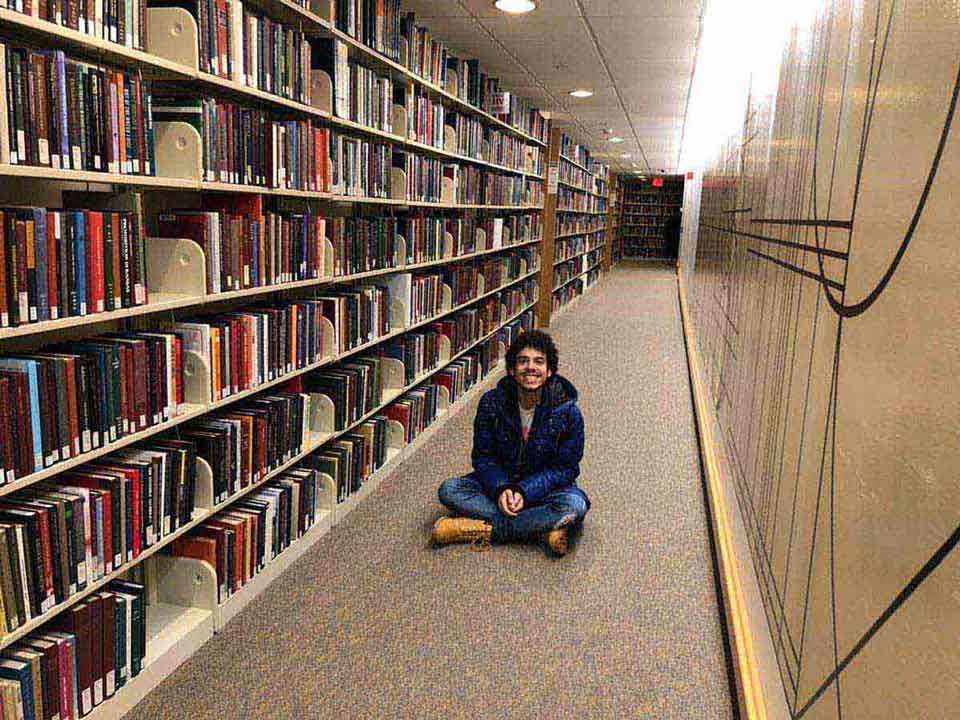 Johnatan em uma das bibliotecas do campus principal de Harvard.