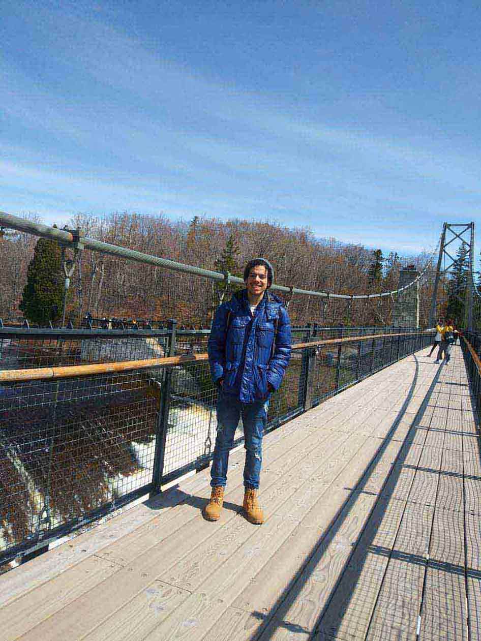 foto de aluno Em pé sobre a ponte em intercambio cultural