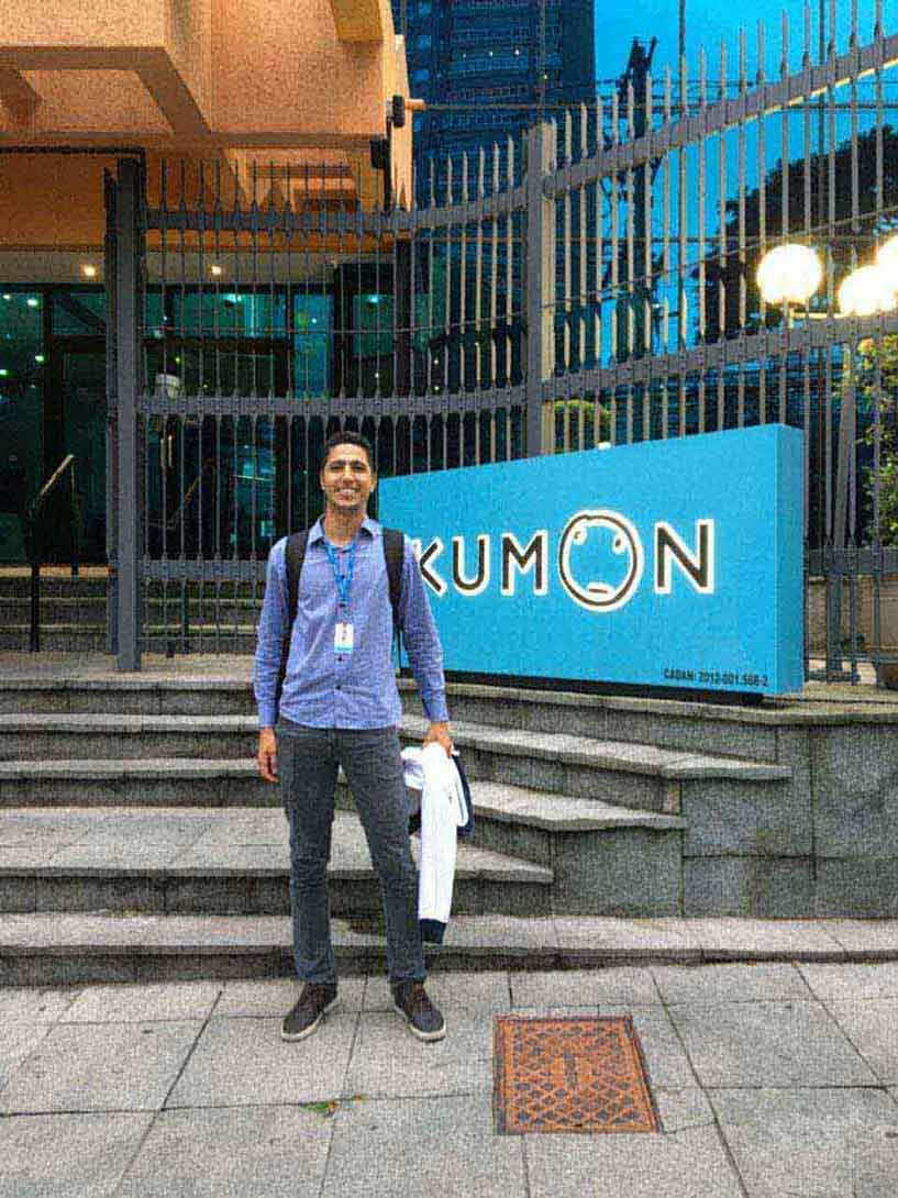 Allan na frente da matriz do Kumon