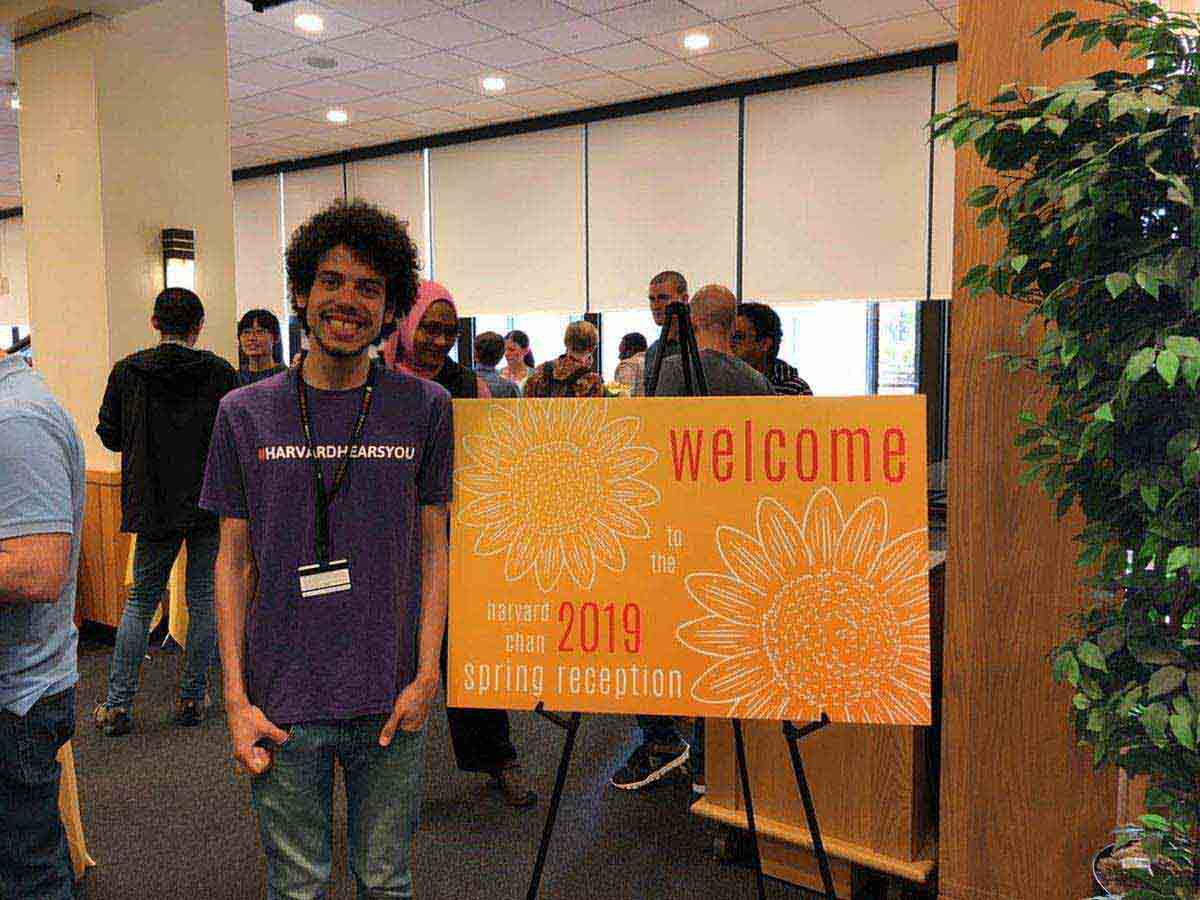 Johnatan na recepção de Primavera da Escola de Saúde Pública de Harvard