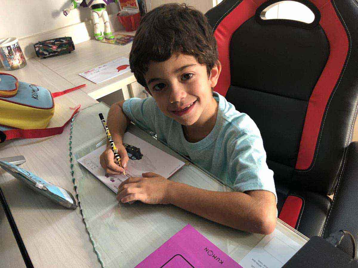 Enrico, de 7 anos, foi alfabetizado pelo método Kumon.