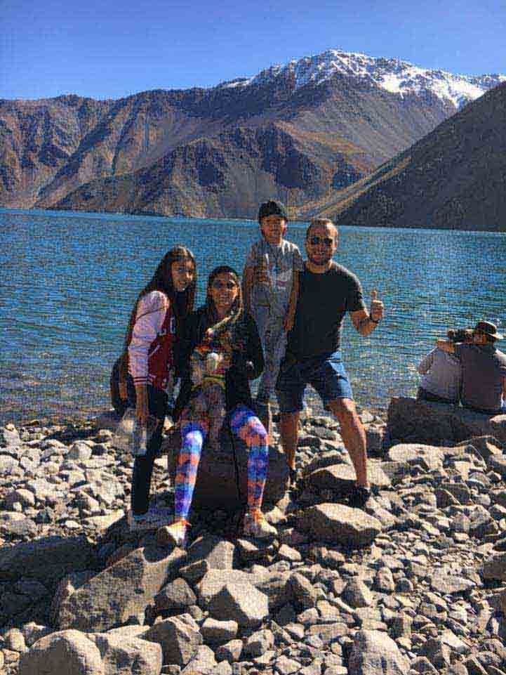 A família reunida durante o tempo em que viveu no Chile.