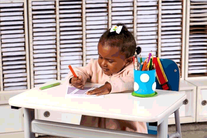 Mãe ensinando crianças na aula de desenho. Filha e filho pintando