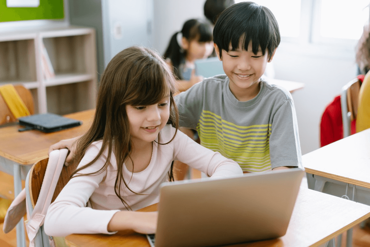 Educação escolar em casa, desenvolvimento infantil na era digital