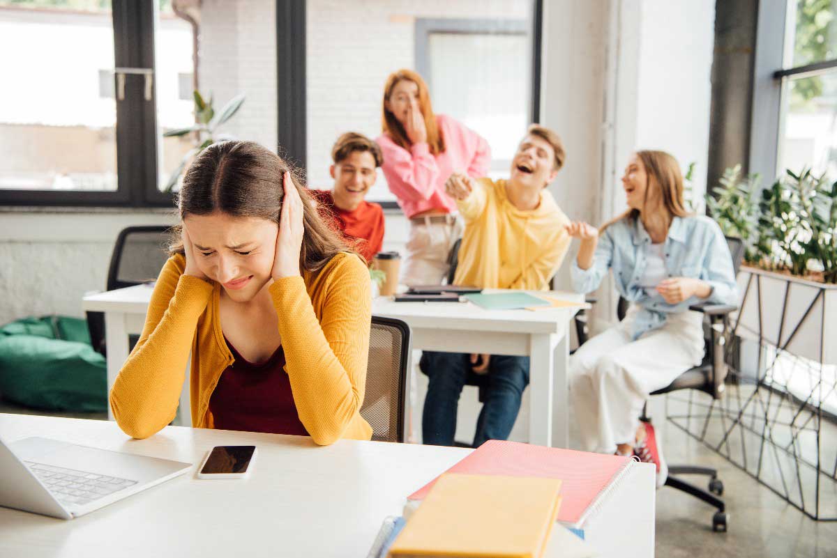 Pare o bullying na escola. valentão adolescente agressivo, agressão verbal  do aluno e ilustração de tipos de violência ou bullying de adolescentes