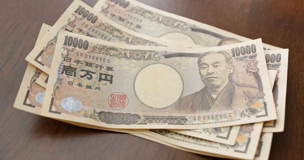 Foto de notas de dinheiro japonês. Para entender como morar no Japão é preciso planejar.