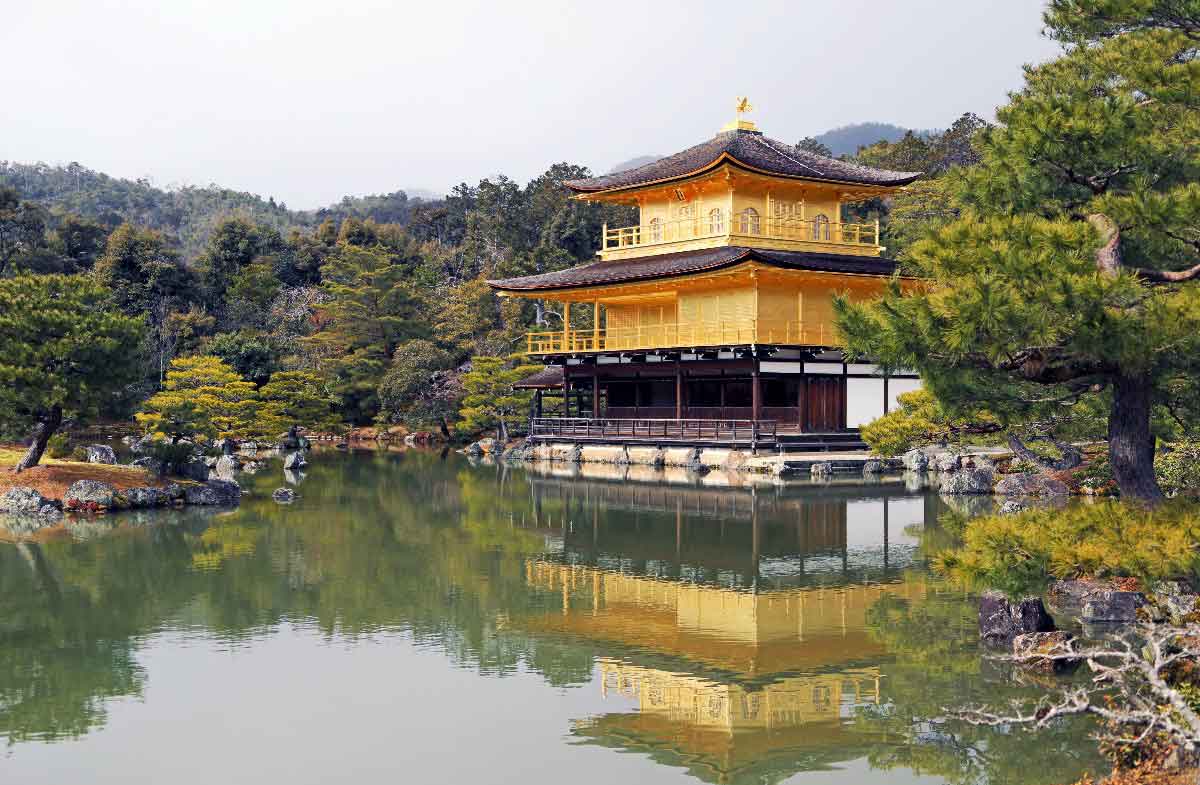 Foto de templo japonês sobre um lago. Há muitos lugares diferentes para morar no Japão.