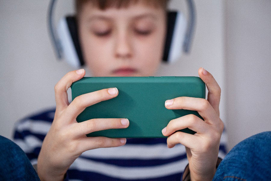 Por que tantas crianças passam horas na internet vendo outras