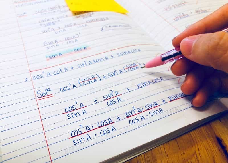 Foto de um caderno com várias fórmulas escritas que costumam aparecer nas provas de matemática no Enem.