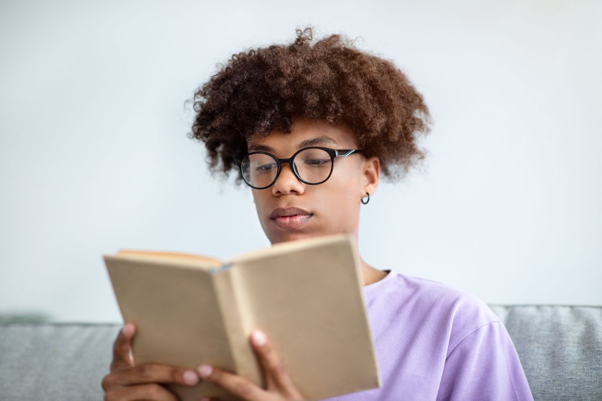 Jovem exercitando a leitura dinâmica.