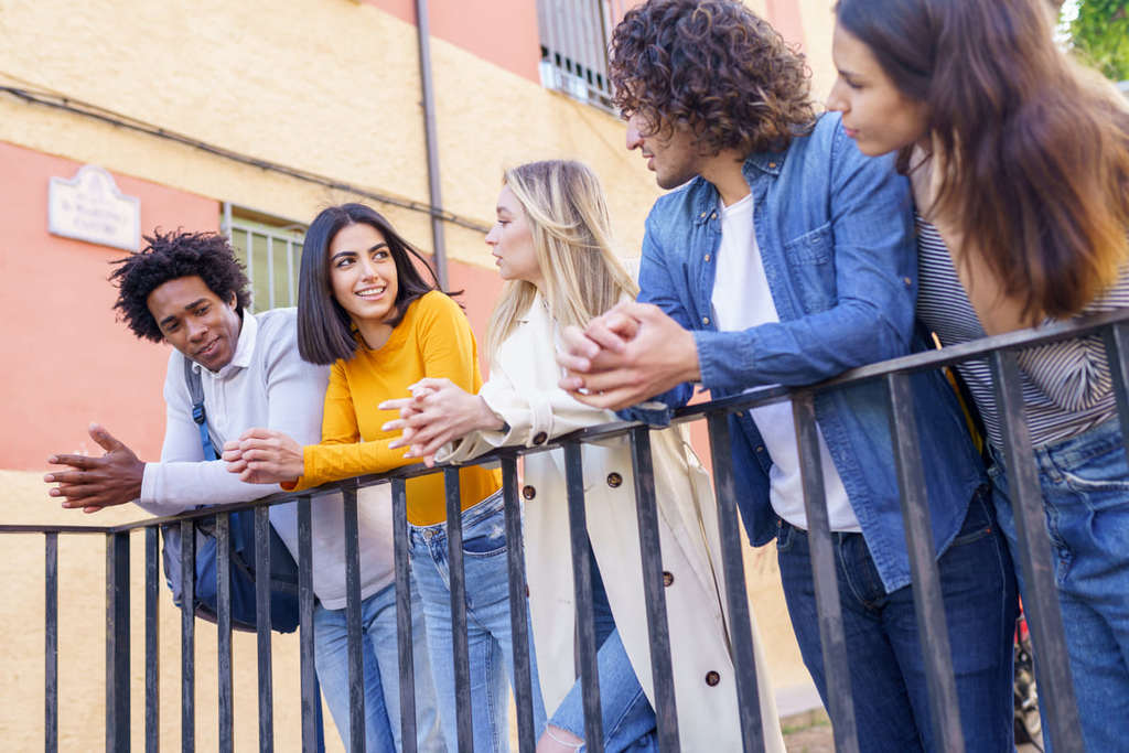 Grupo de jovens conversando na rua.