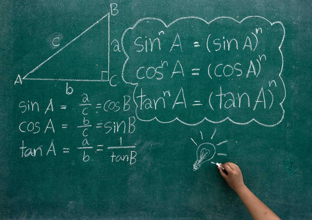 Lousa com regras e contas matemáticas.