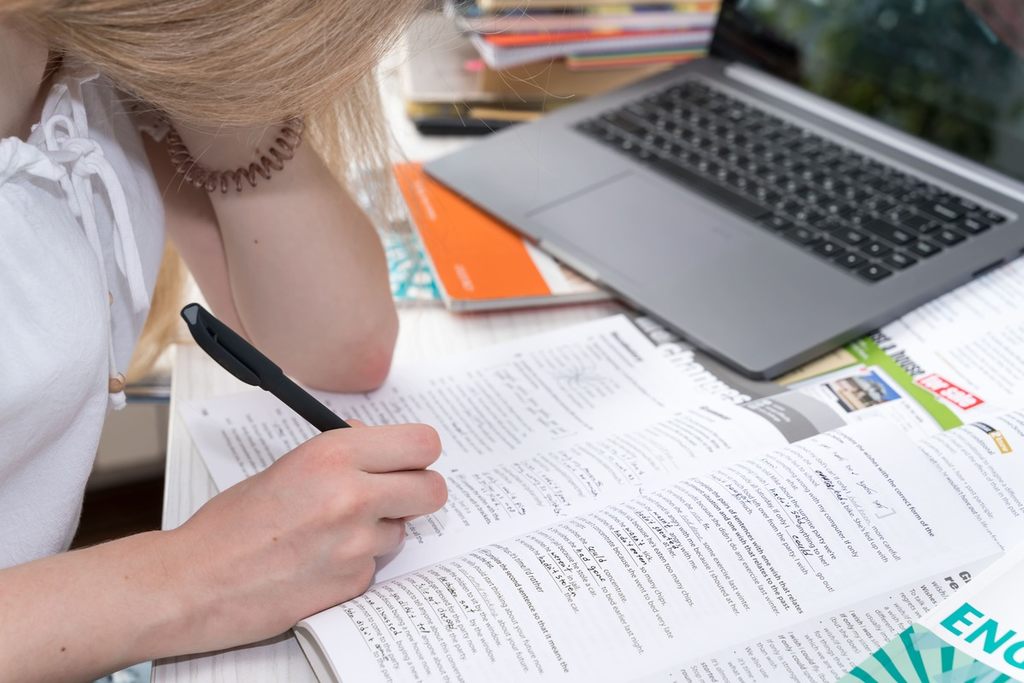 Jovem fazendo exercícios de inglês.