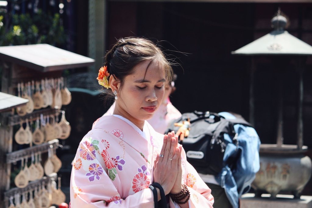 Mulher vestida com trajes tipicamente japoneses.