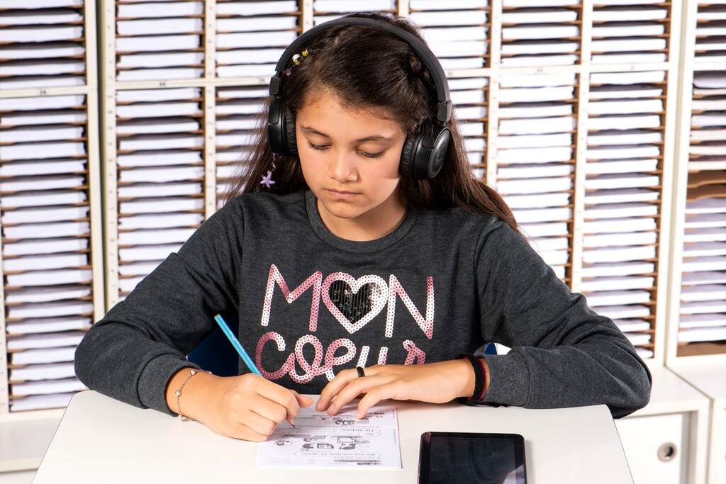 Menina estudando inglês com o Kumon.