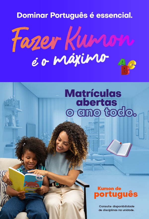 Menina sentada ao lado da mãe, com livro de português do Kumon, mãe apontando para o livro, texto incentivando matrícula no Kumon de Português.