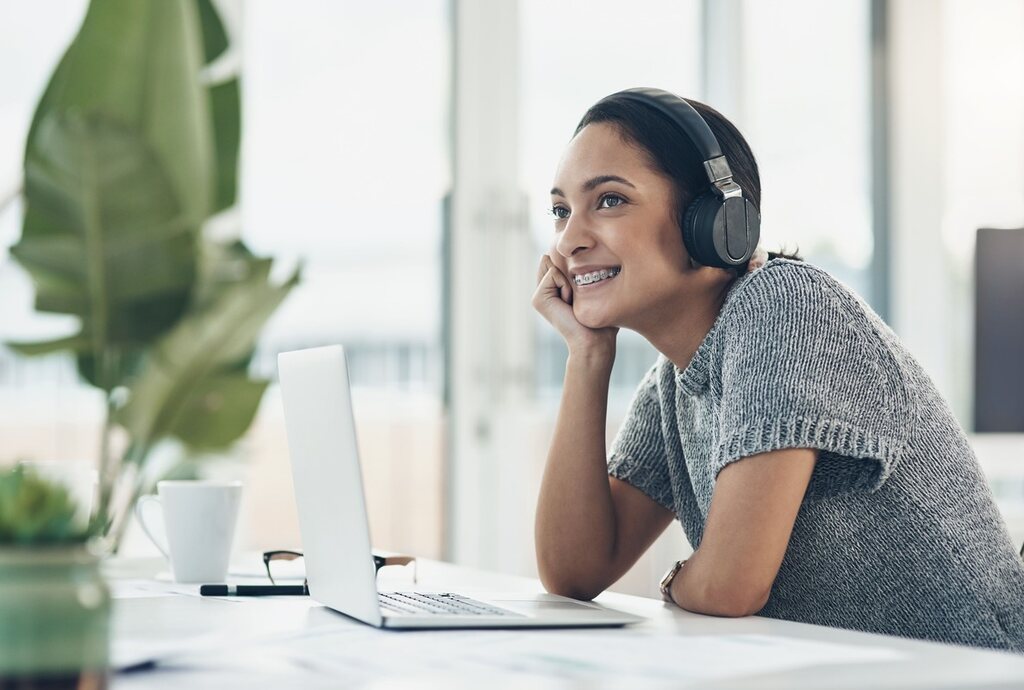 Jovem escutando podcasts.