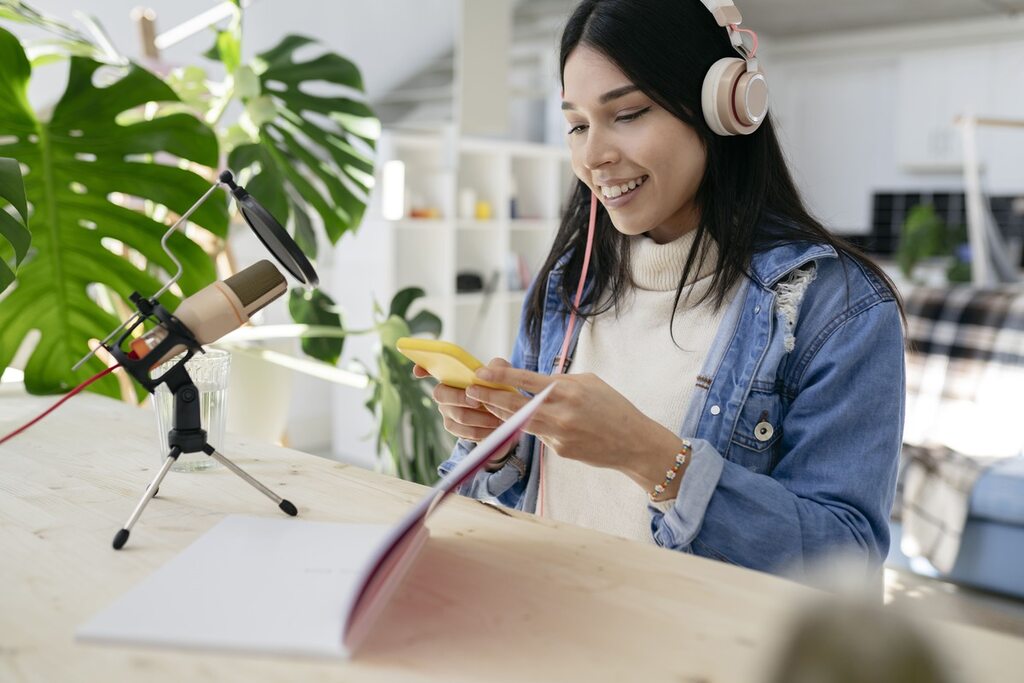 Mulher desenvolvendo podcasts em inglês.