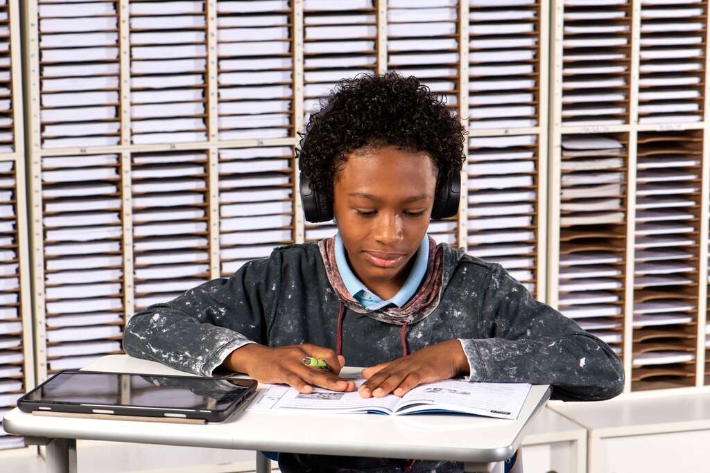 Menino estudando inglês com o Kumon.