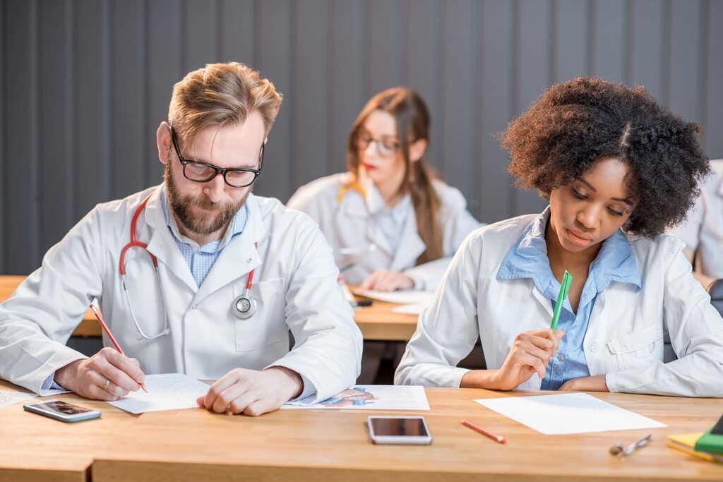 Dois estudantes de medicina fazendo exercícios.