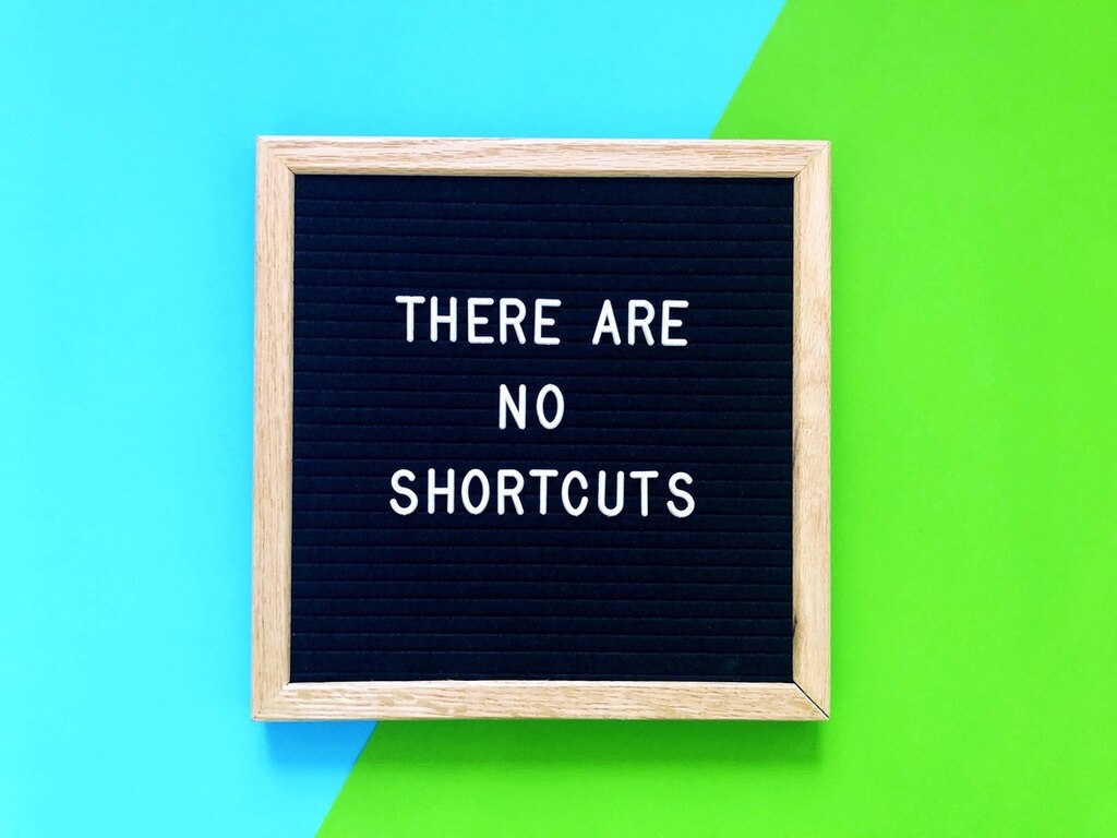 Quadro com a frase: There are no shortcuts.