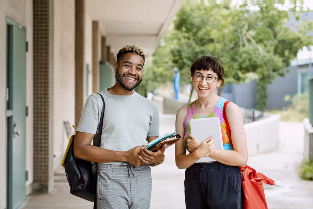 Jovens estudantes sorrindo.