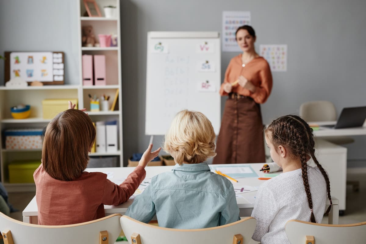 Professora de educação bilíngue ensinando seus alunos.