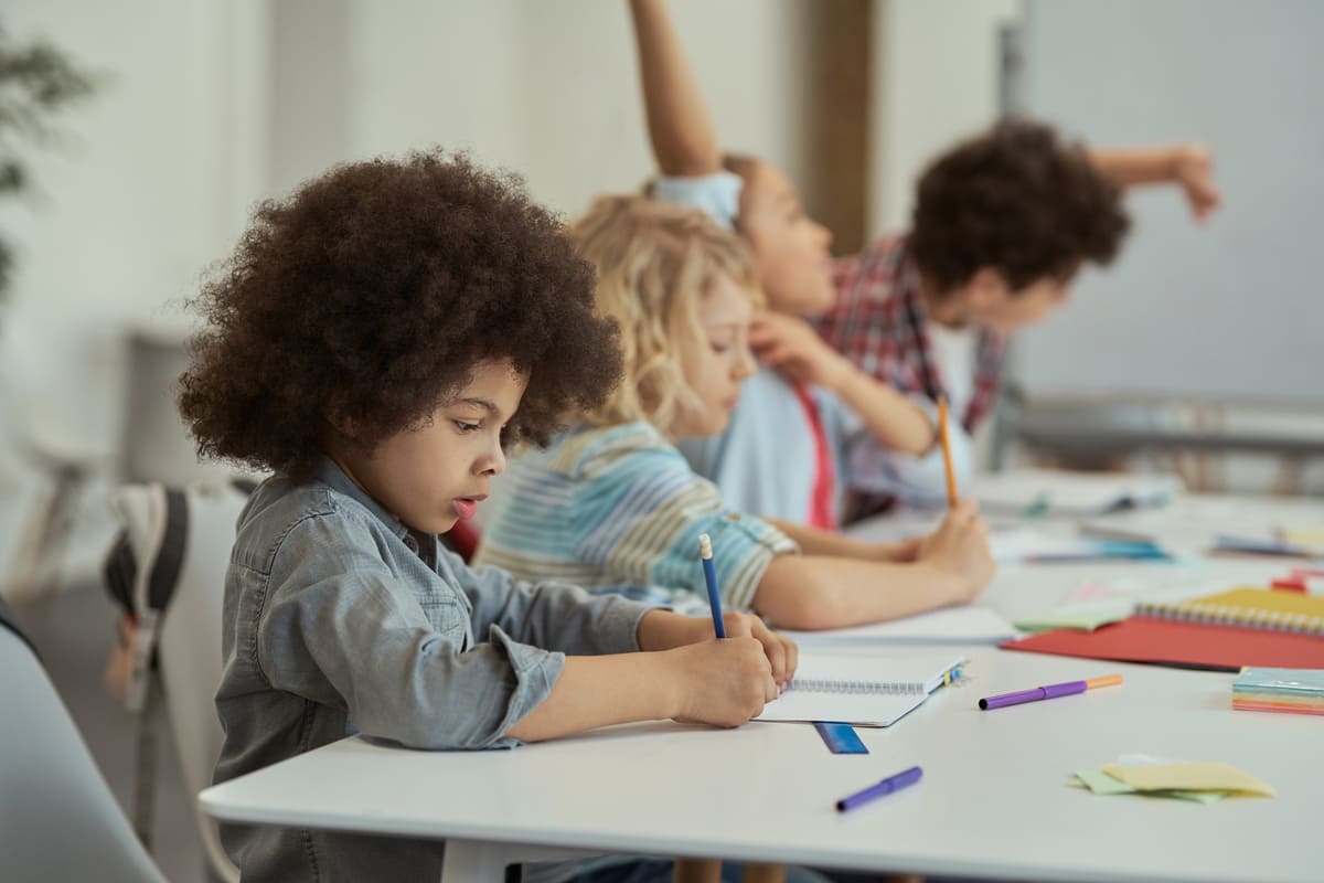 Crianças estudando regras da língua portuguesa.