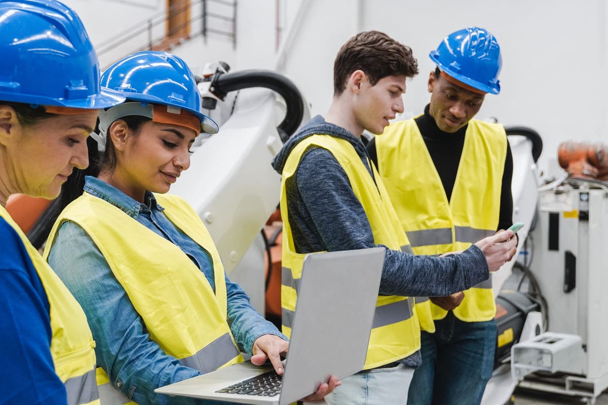 Jovens trabalhadores segurando um notebook.