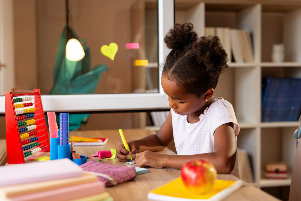 Menina fazendo lição de casa.