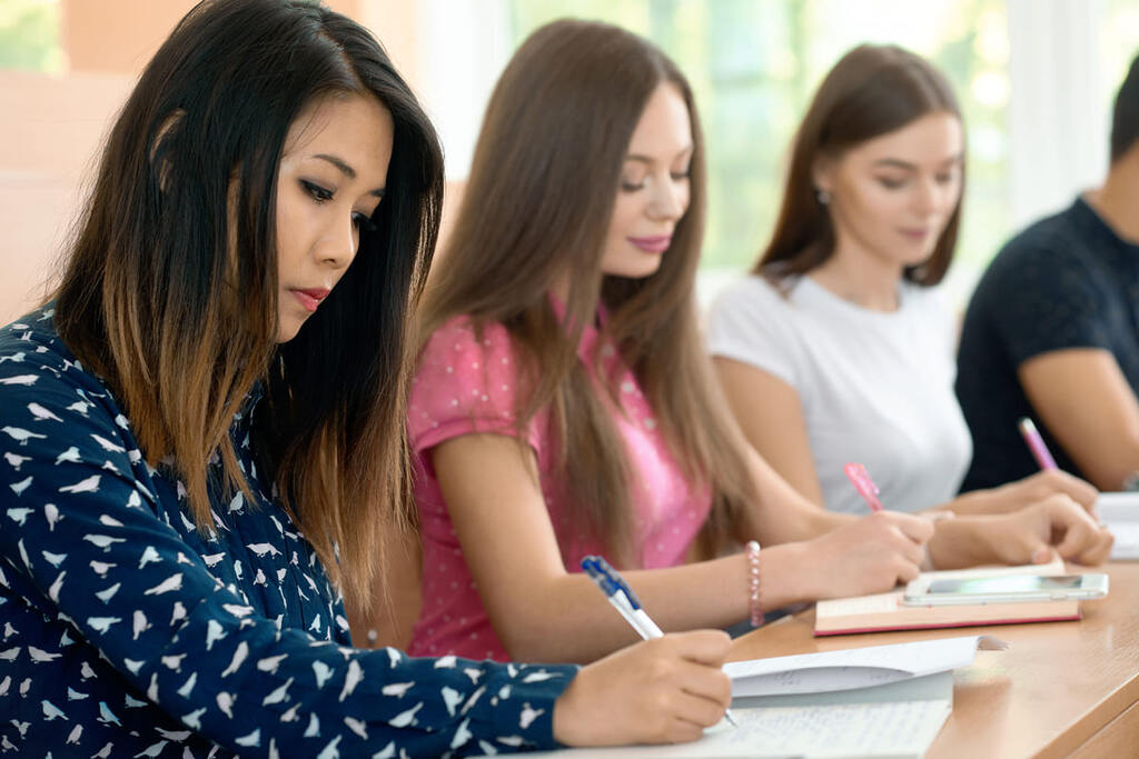 Garotas concentradas estudando para vestibular.