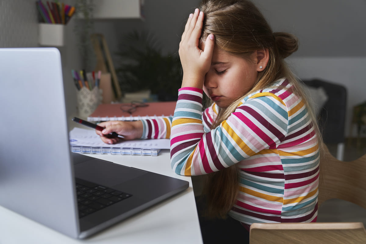 Menina cansada de estudar.