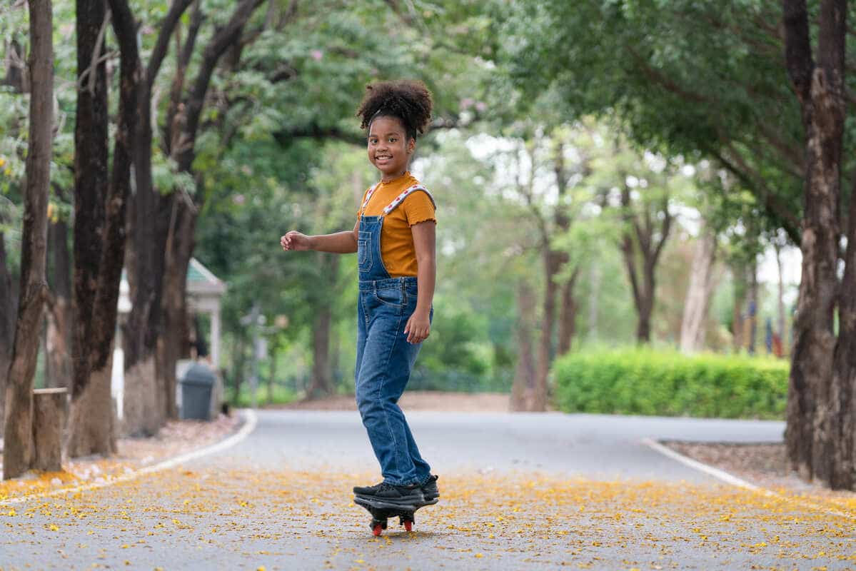 Menina andando de skate.