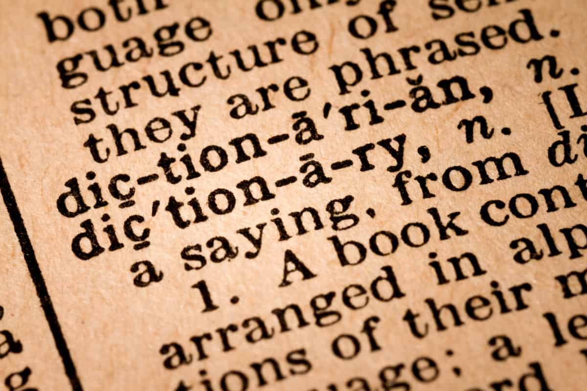 Dicionário aberto mostrando palavras em inglês.