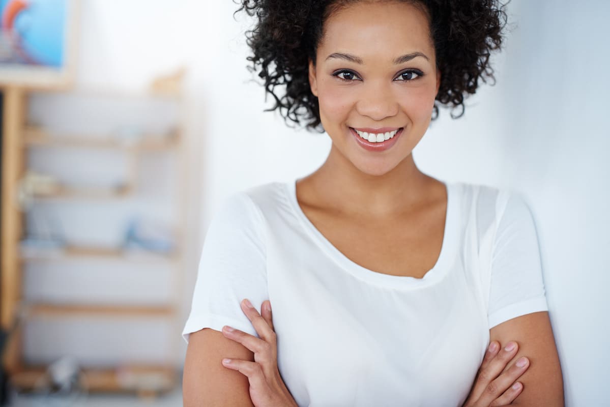 Jovem empreendedora negra sorrindo 