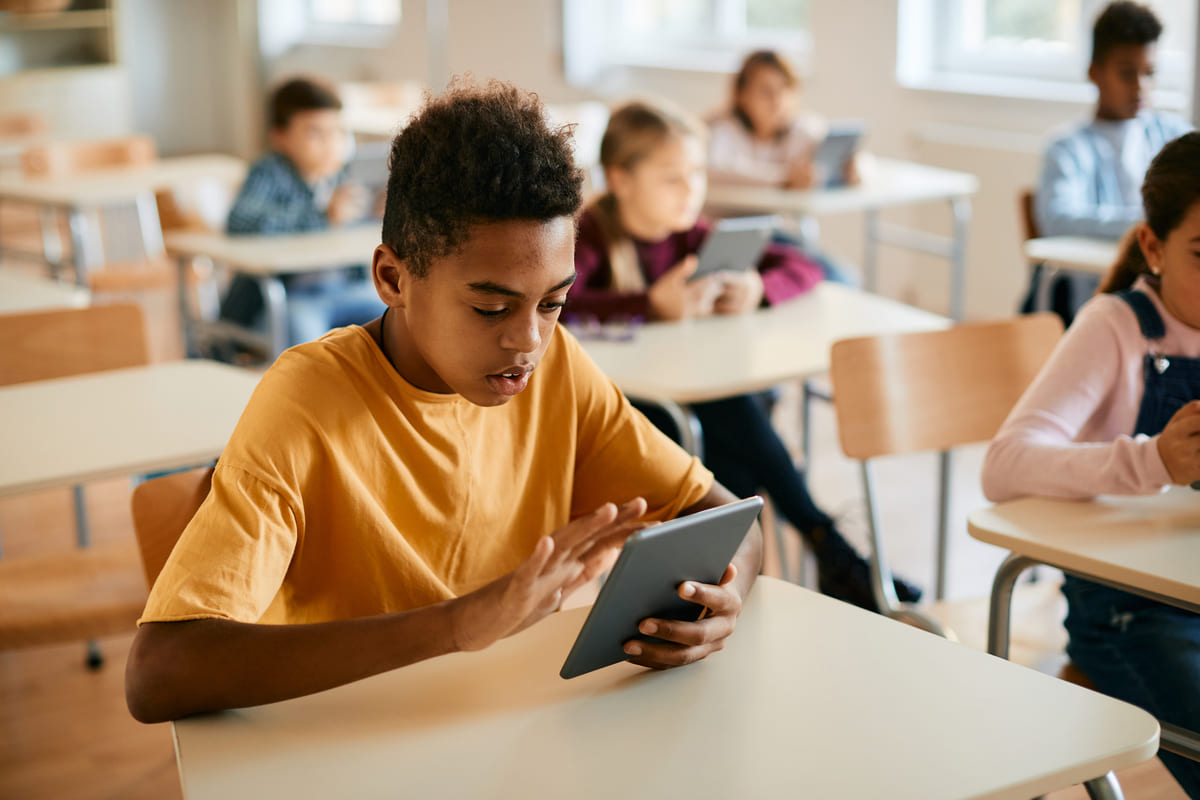 Estudante usando tablet digital durante uma aula.