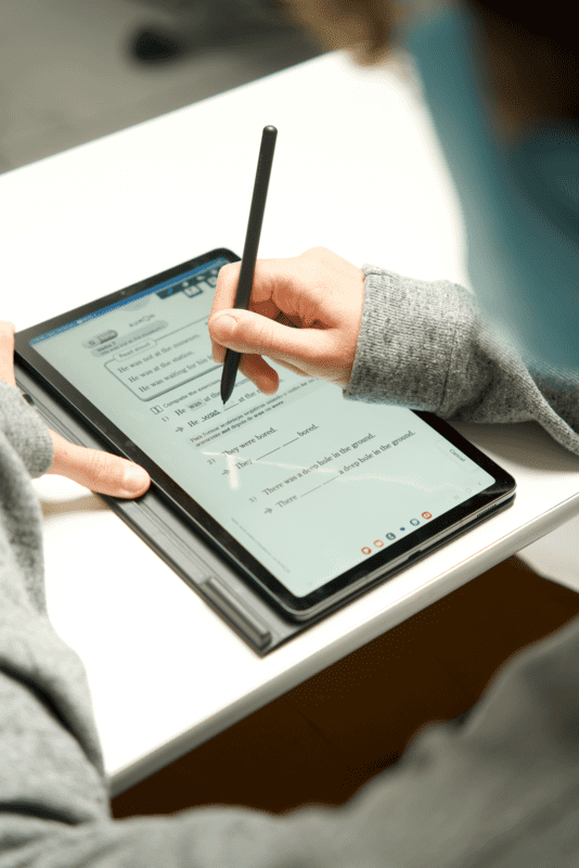 Estudante usando tablet para fazer o Kumon.