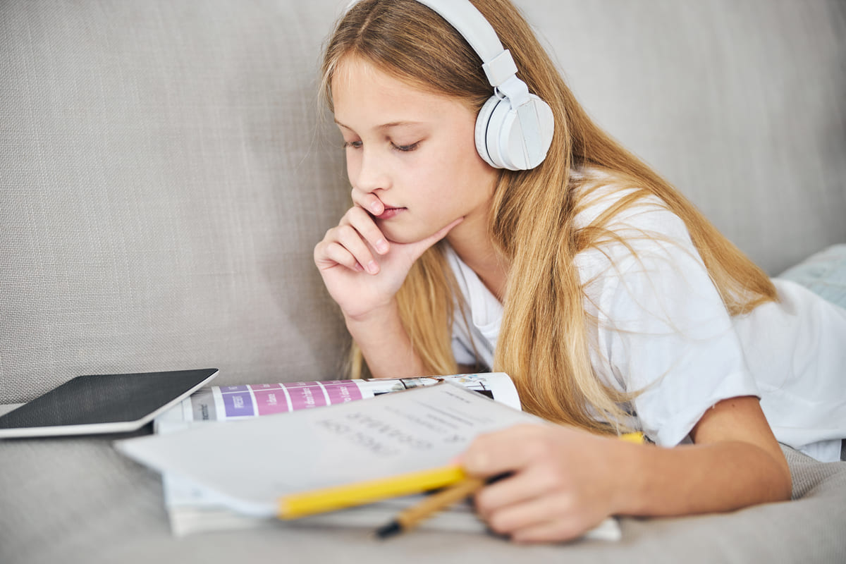 Aluna estudando pronomes em inglês.