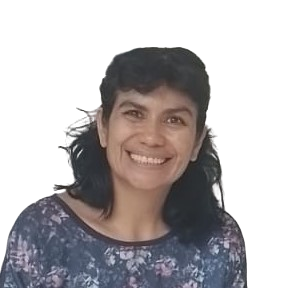 Retrato sonriente de la profesora del centro Kumon en Apartado, Colombia, lista para apoyar a los estudiantes con el método Kumon y mejorar sus habilidades académicas.