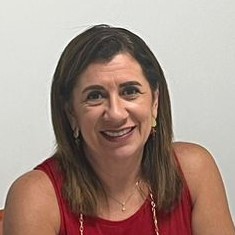 Retrato sonriente de la profesora del centro Kumon La Ferreira, Colombia, lista para apoyar a los estudiantes con el método Kumon y mejorar sus habilidades académicas.