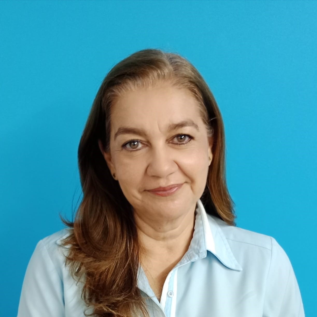 Retrato sonriente de la profesora del centro Kumon Las Flores, Colombia, lista para apoyar a los estudiantes con el método Kumon y mejorar sus habilidades académicas.