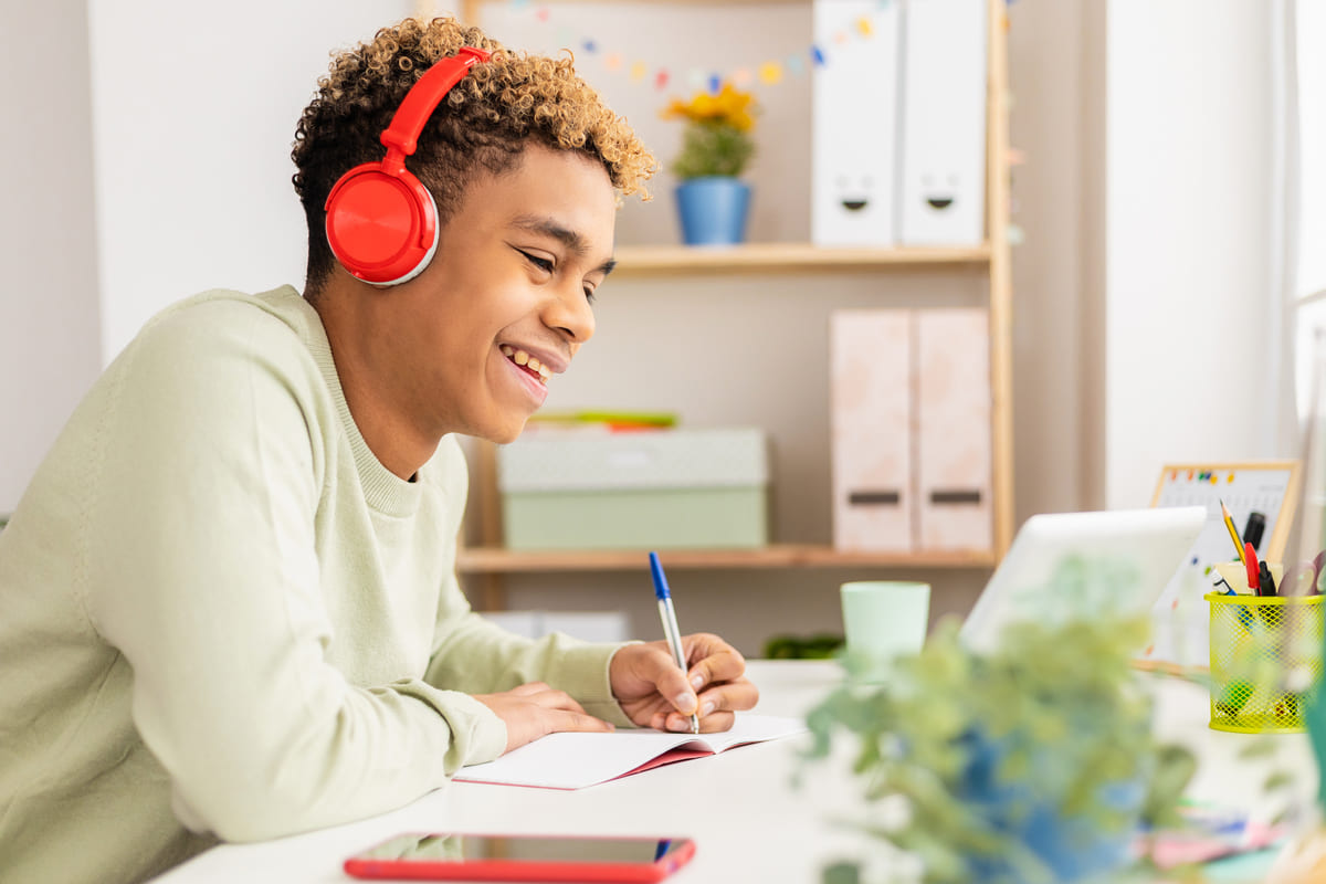 Estudante de inglês sorrindo.