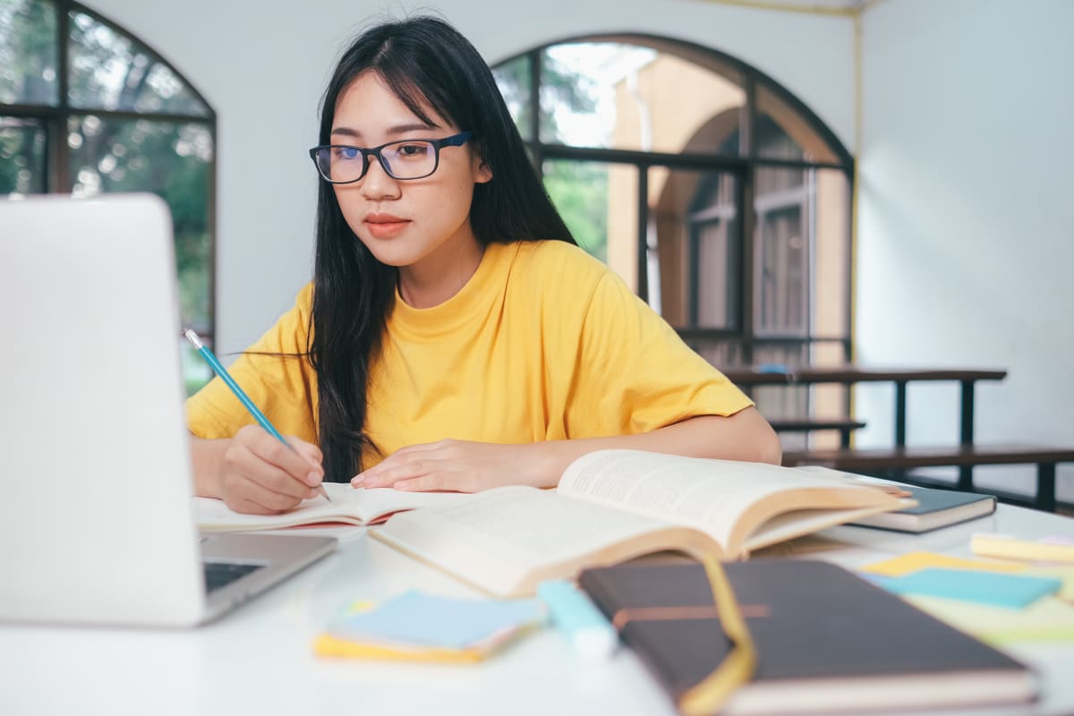 Estudante de inglês usando o computador.