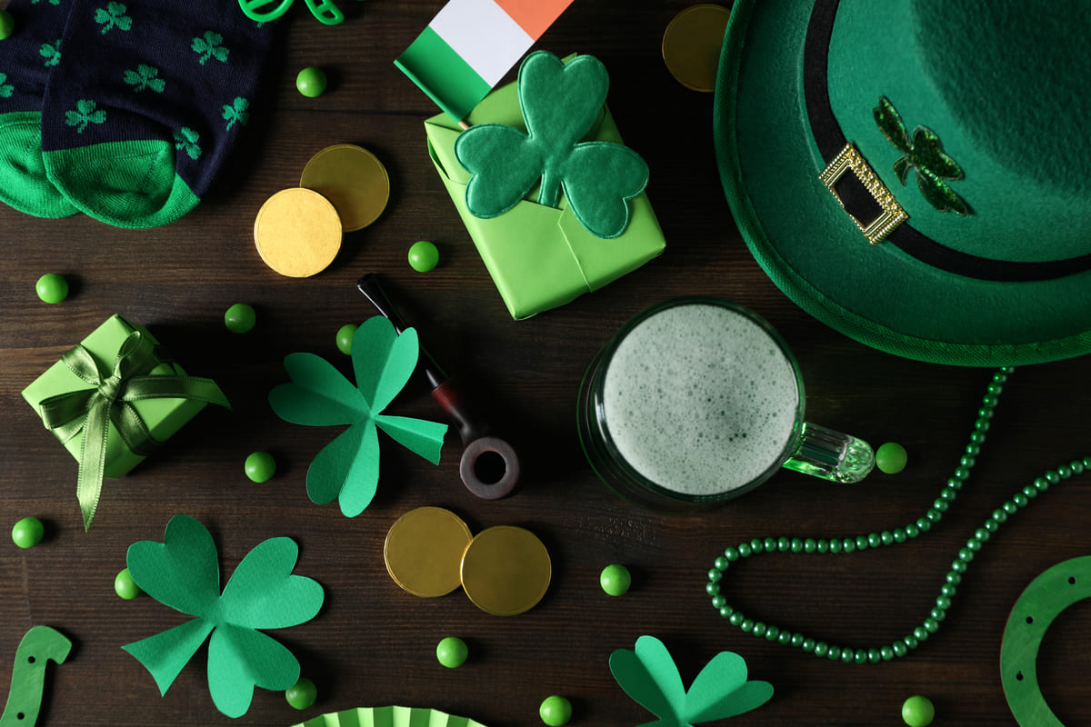 Elementos de St. Patrick’s Day, como trevos e cartola verdes.