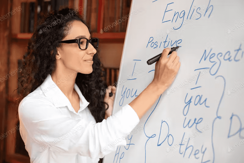 Foto de professora ensinando inglês. O present perfect costuma causar muitas dúvidas.