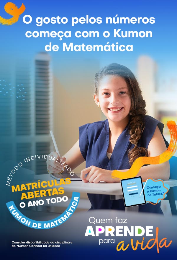 Aluna do Kumon sorrindo e estudando matemática com um tablet, ilustrando a paixão pelos números desenvolvida pelo curso de Matemática