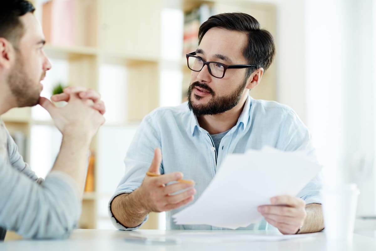 Homens discutindo contrato.