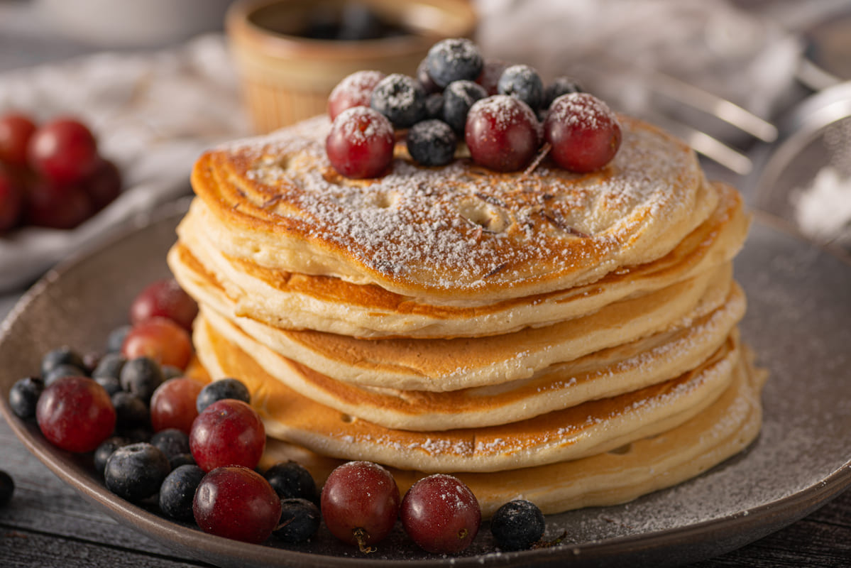 Panquecas americanas com frutas vermelhas.