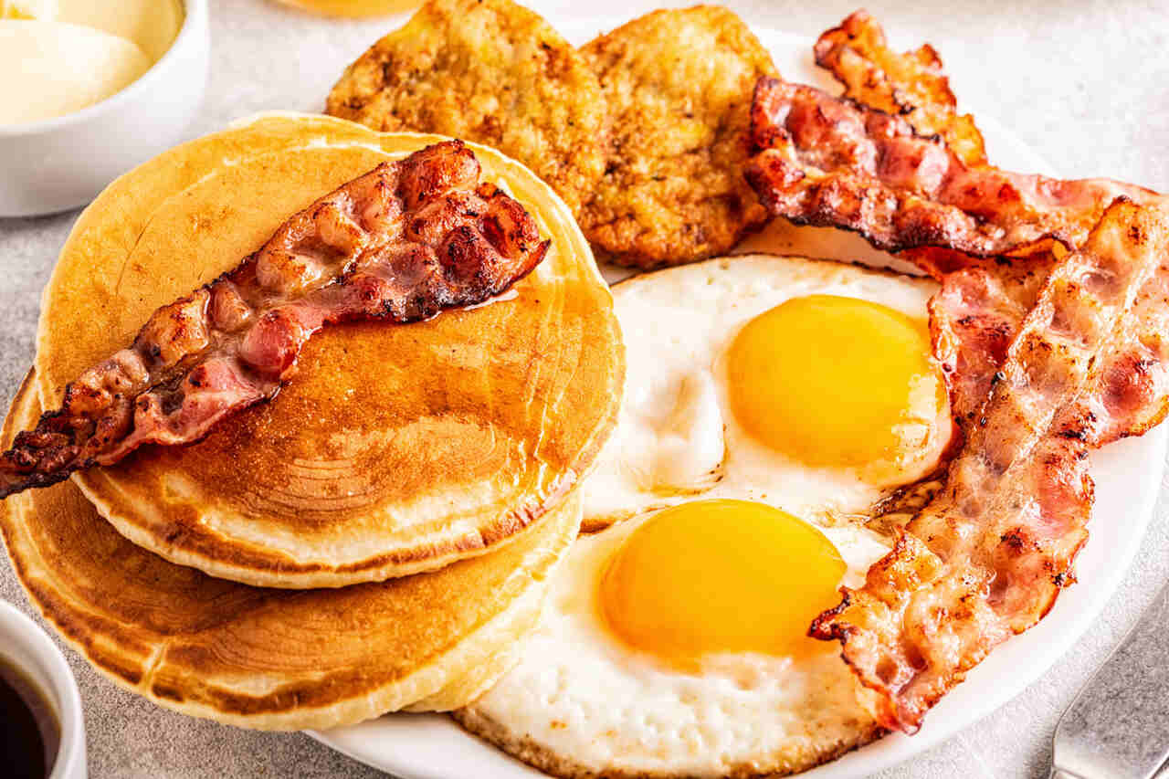 Café da manhã típico da culinária dos Estados Unidos.